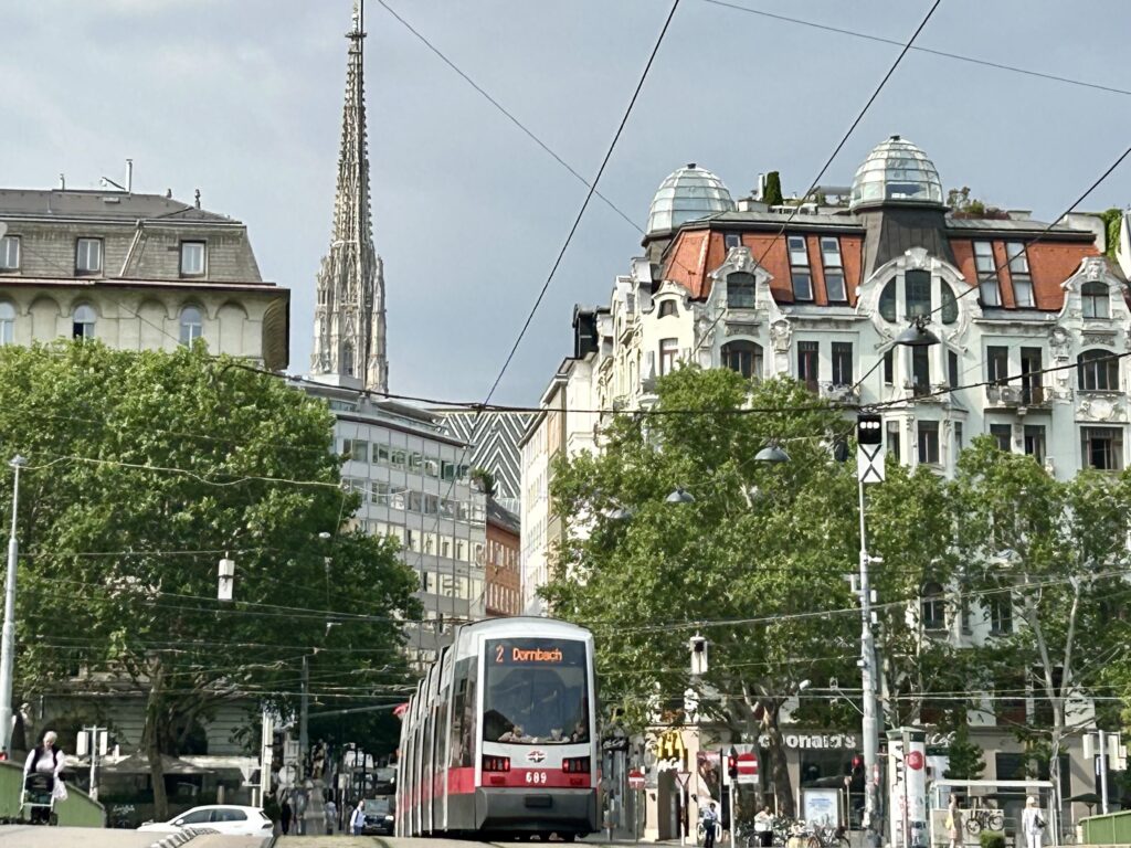 Blick von der Marienbrücke auf den Stephansdom. Ein Zug der Linie 2 wartet auf der Brücke.
