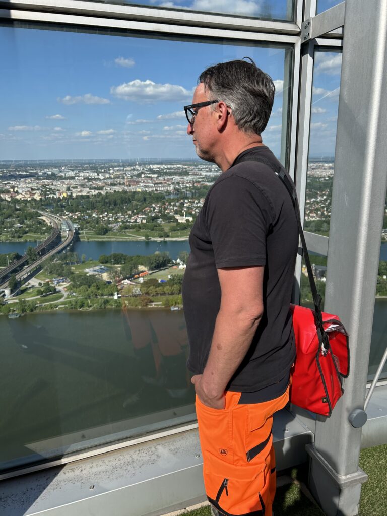 Eugene Quinn sieht vom Millennium Tower aus über Wien