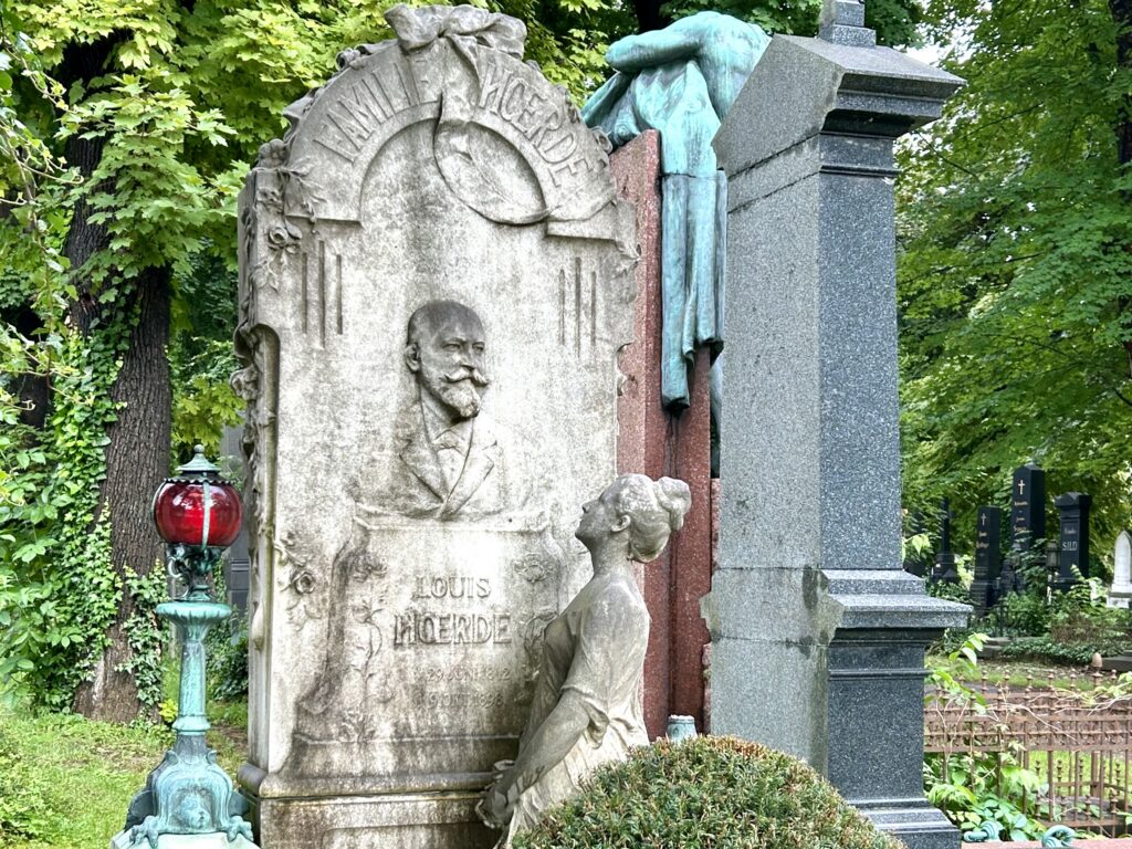 Das Grab des Fabrikanten Louis Hoerde auf dem Wiener Zentralfriedhof