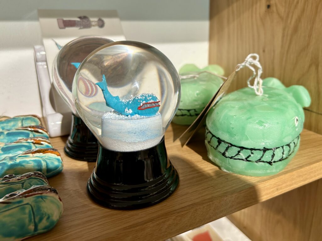 Walfisch "Poldi" als Schlüsselanhänger und in einer Schneekugel im Shop des Wien Museums.