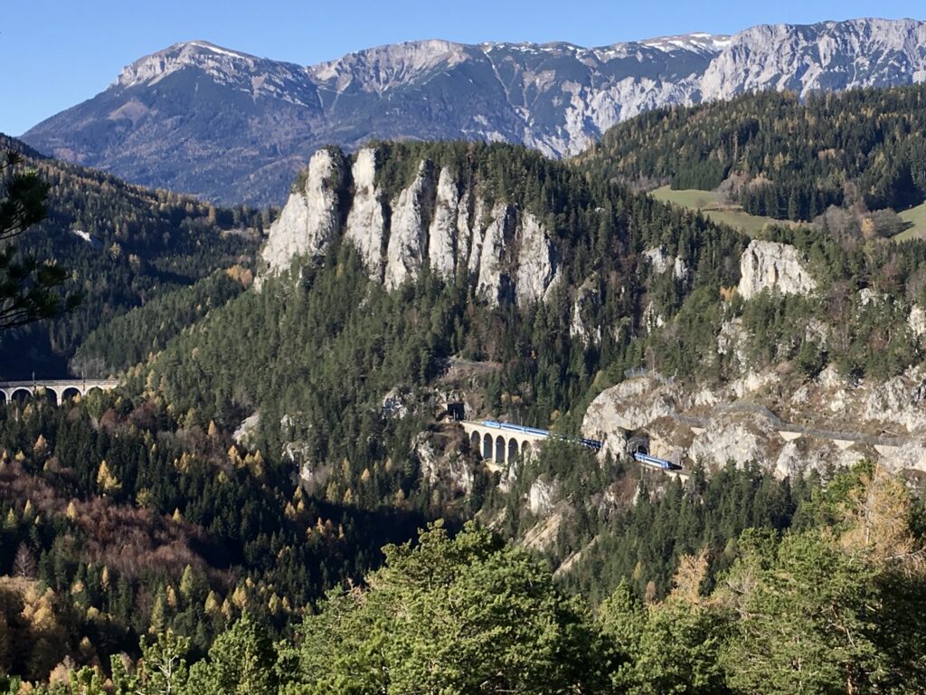 Der Semmering mit der Polleroswand und dem Krauselklausel-Viadukt der Bahn.
