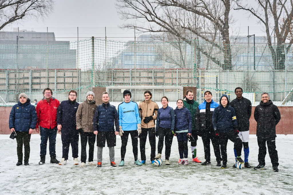 Gruppenfoto mit dem Team des Blindenfußballs in der Brigittenau. 