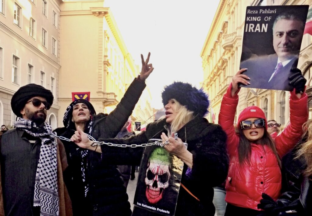 Iranerinnen und Iraner demonstrieren für die Rückkehr des Schahs vor der iranischen Botschaft in Wien. 