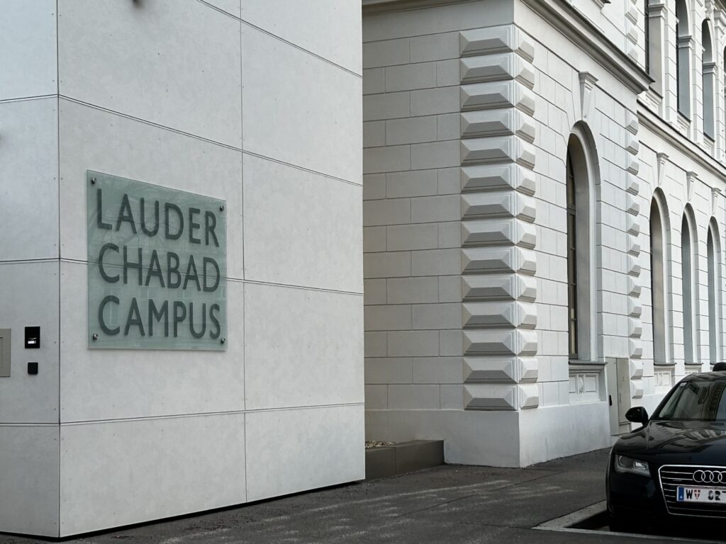Die alte Post beim Nordwestbahnhof, die heute ein Teil des Lauder-Chabad-Campus ist.