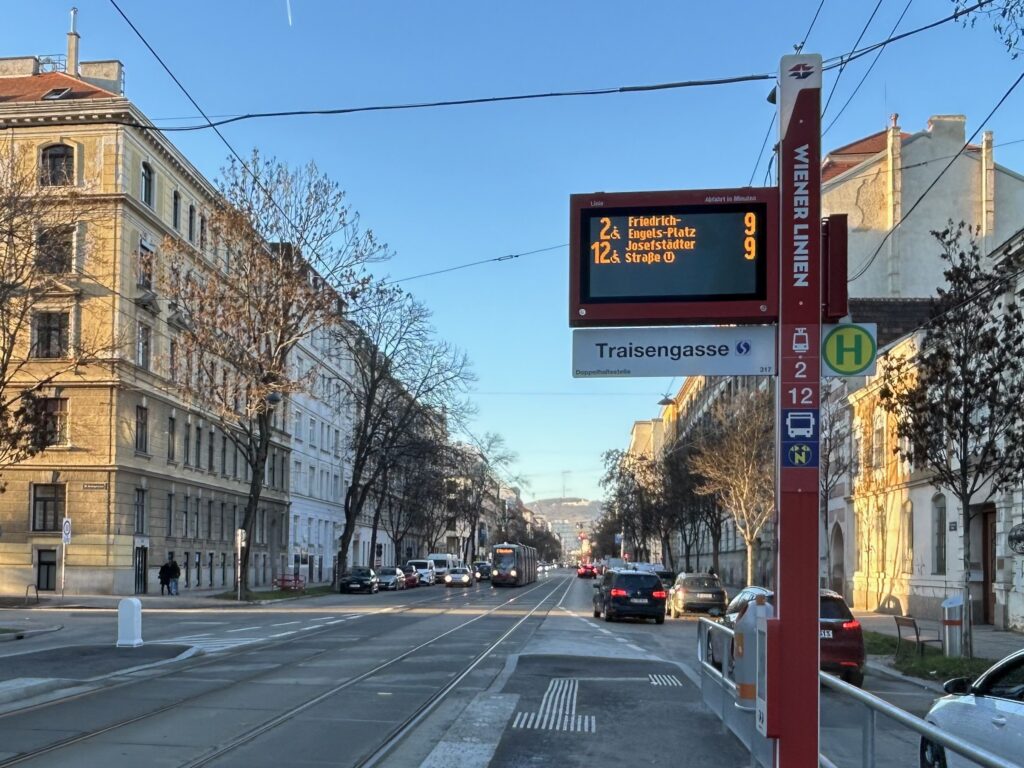 Haltestelle Traisengasse der Straßenbahnlinien 2 und 12 in der Dresdner Straße.