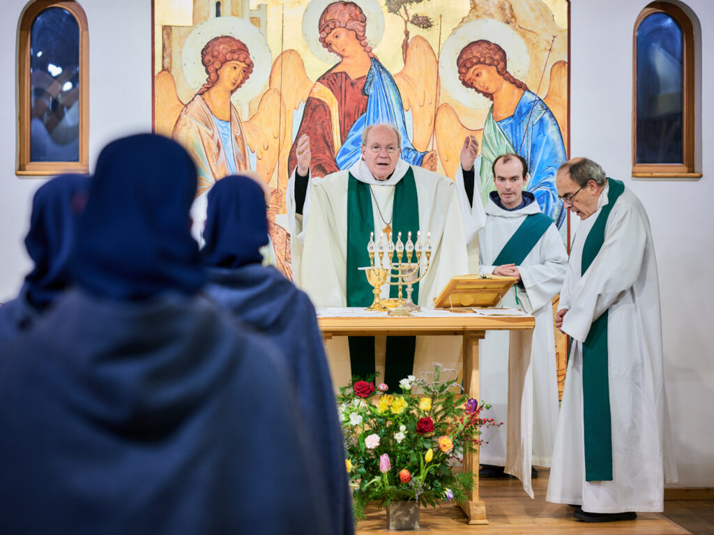 Kardinal Christoph Schönborn hält die Abendmesse im Kloster der Kleinen Schwestern zum Lamm.