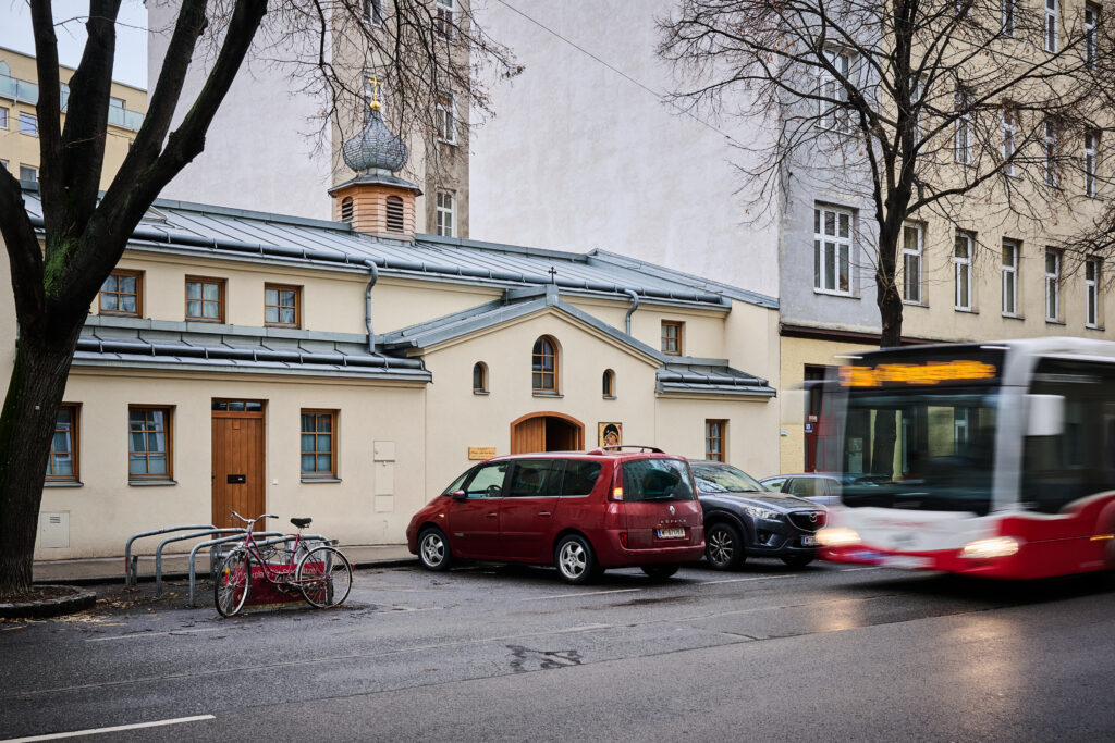Der Bus 5A vor dem Kloster der Kleinen Schwestern zum Lamm. 