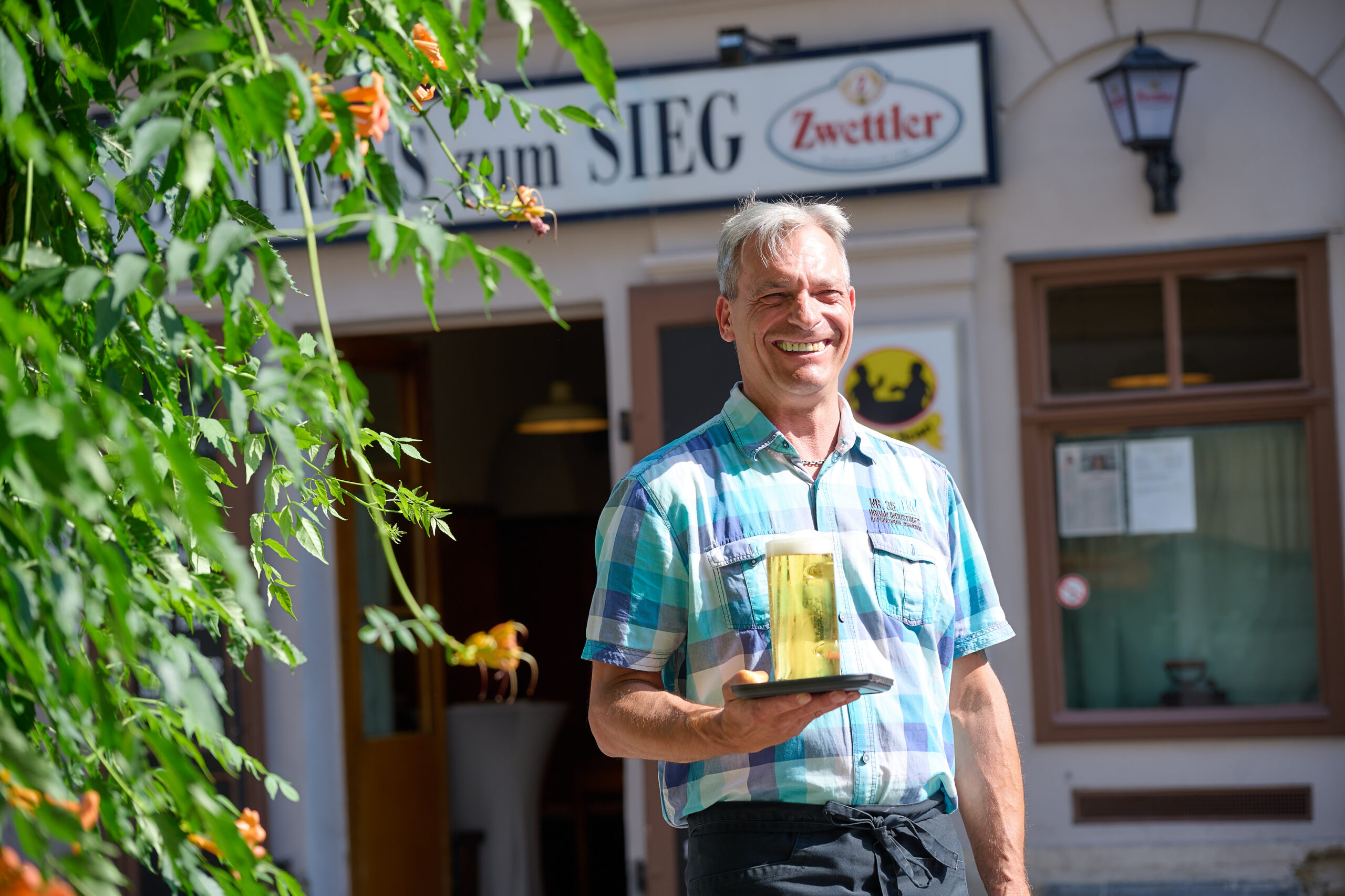 Franz Tomsits vor seinem Gasthaus zum Sieg
