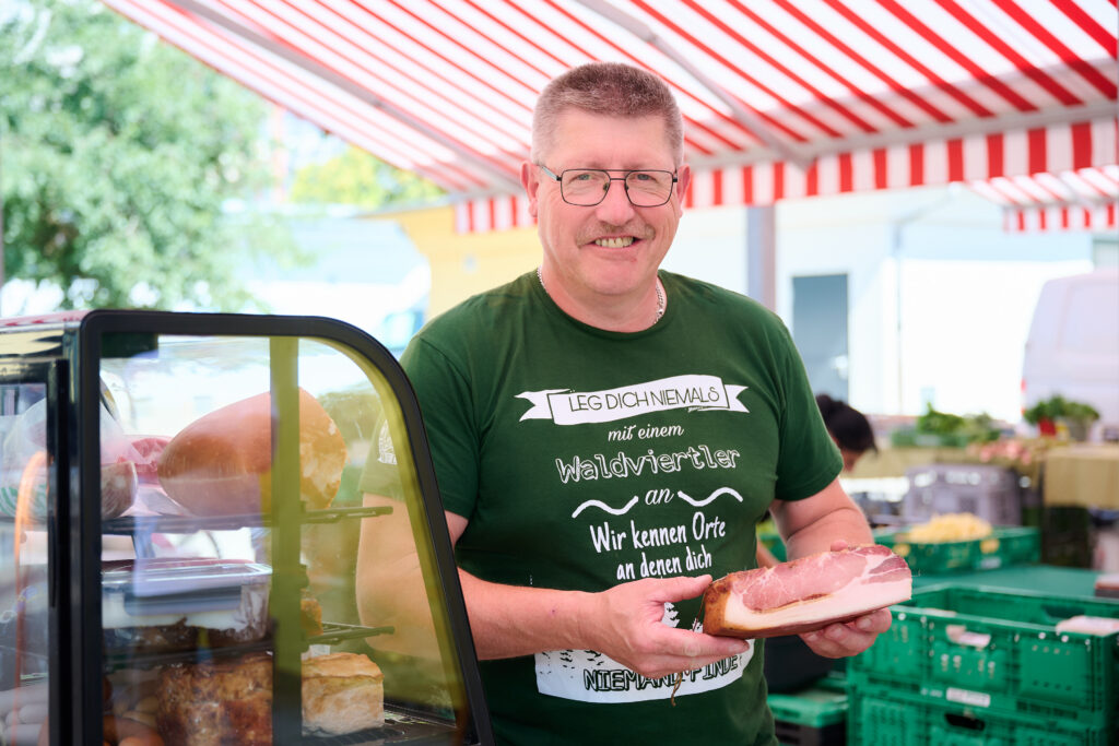 Franz Rameder verkauft am Volkertmarkt Fleisch, Wurst - und Mohnzelten.
