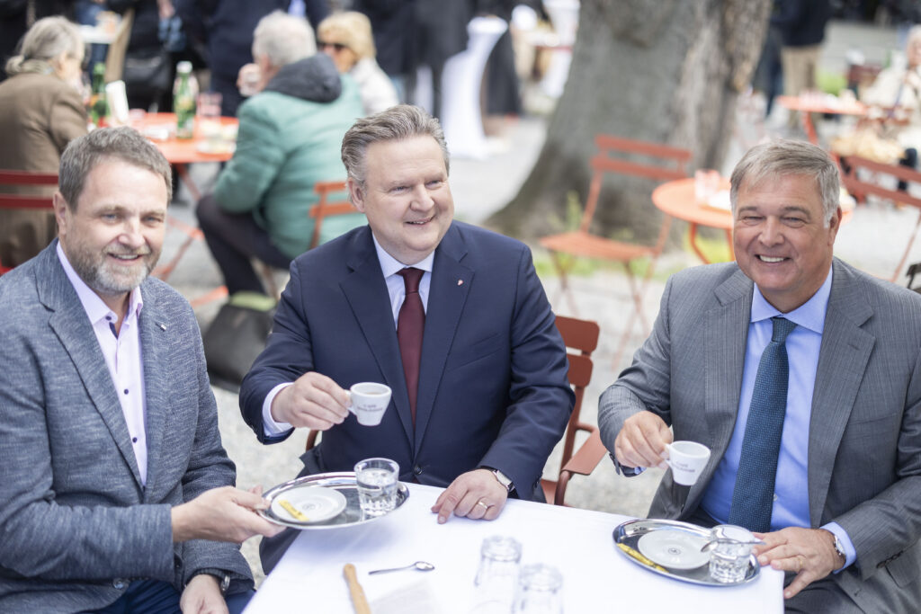 Bürgermeister Michael Ludwig und Walter Ruck 2024 im Engländer am Praterstern.