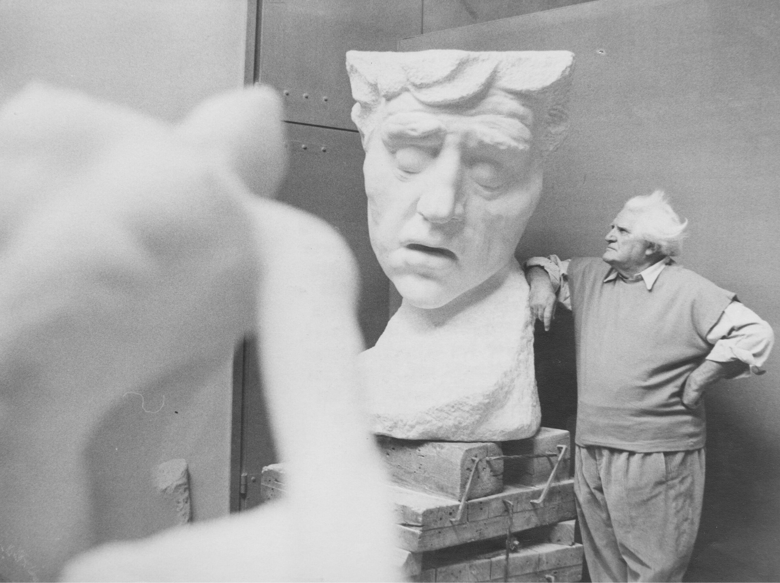 Der Bildhauer Gustinus Ambrosi in seinem Atelier im Augarten 1972