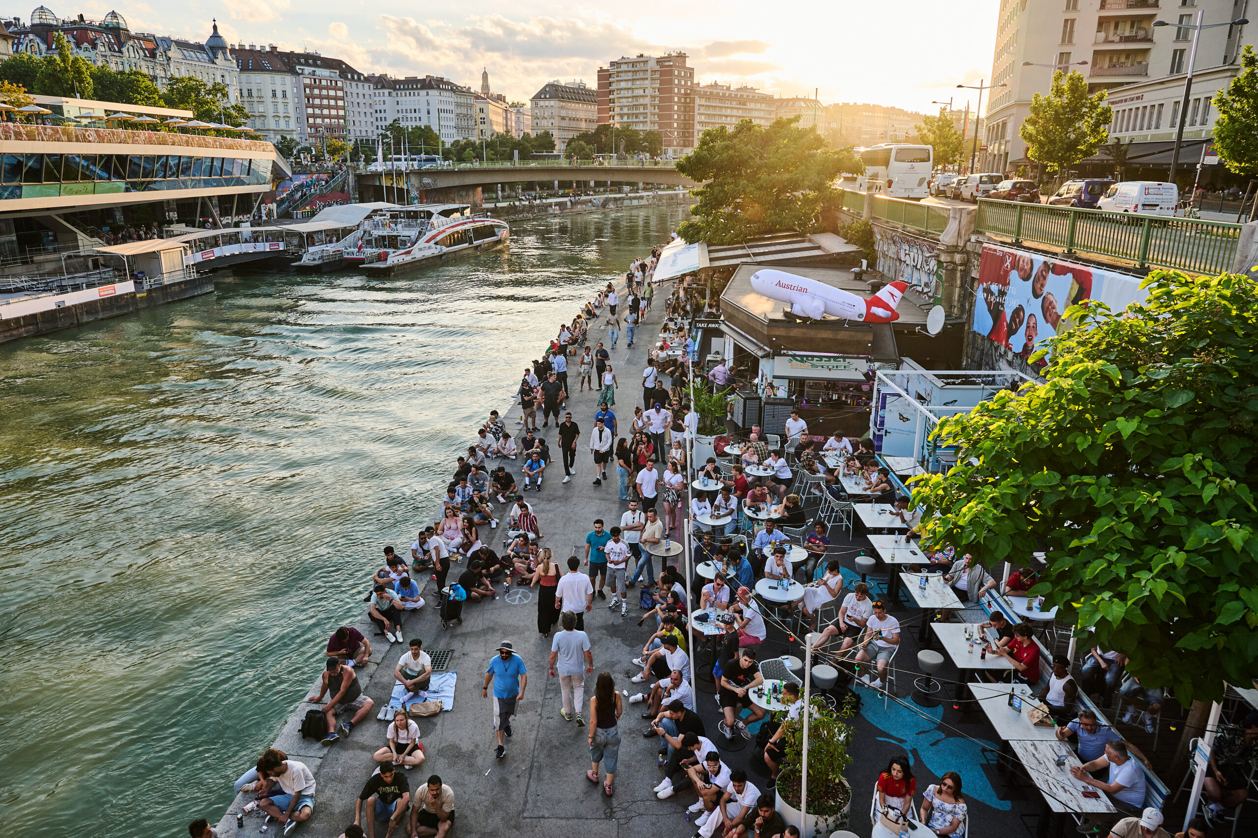 Das Ufer des Donaukanals an einem Sommerabend