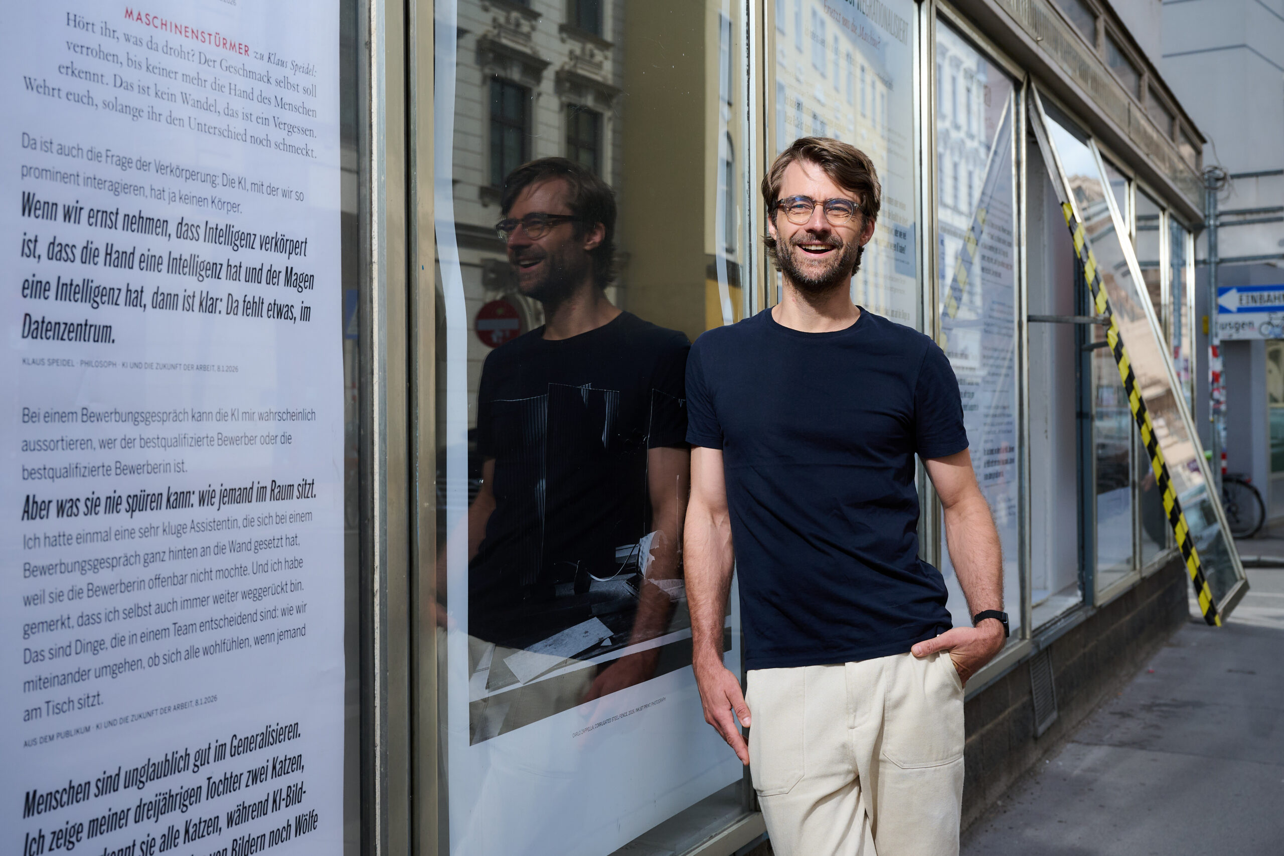 Der Philosoph Klaus Speidel vor seiner Wandzeitung zur Künstlichen Intelligenz