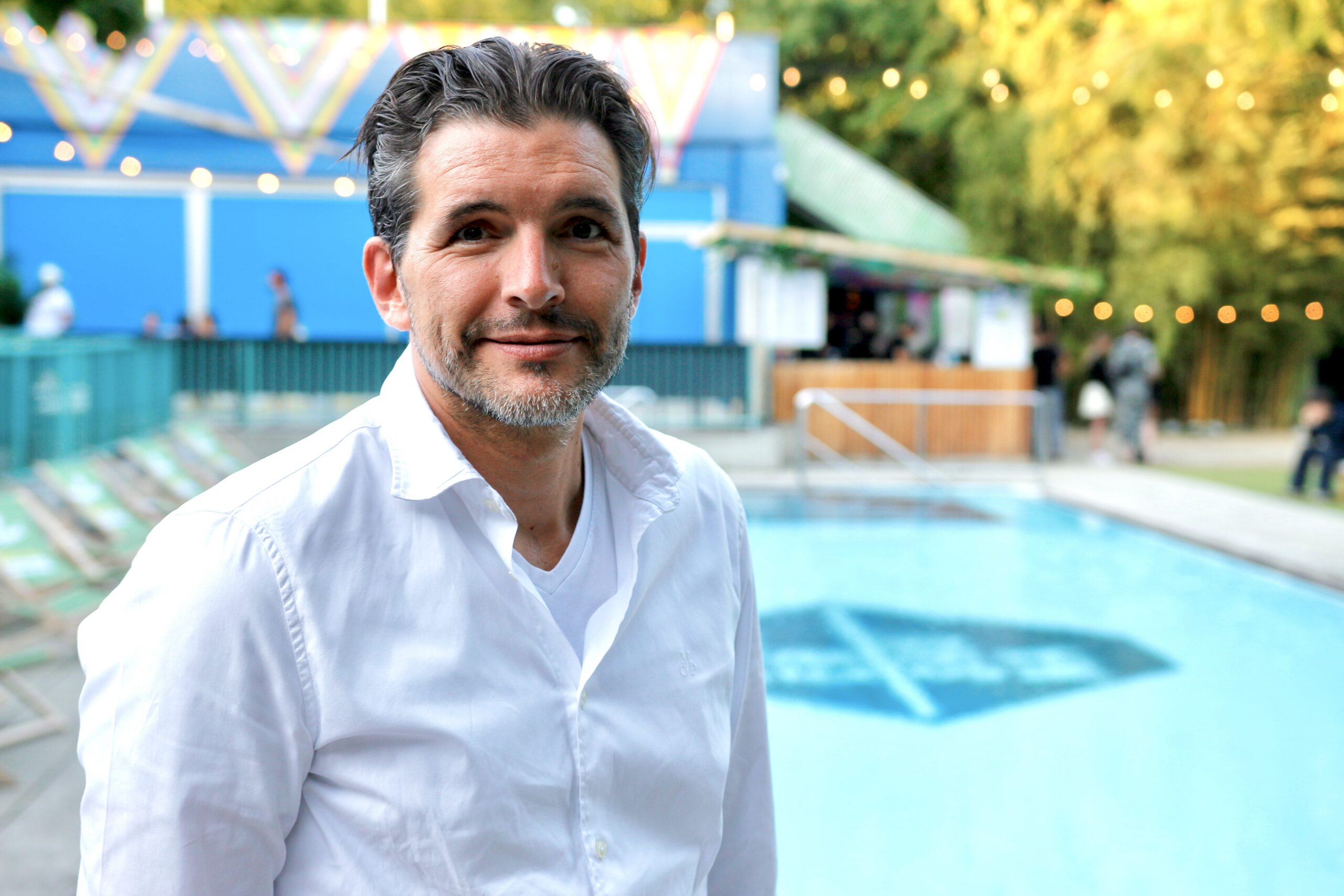 Niko Gutmann vor dem Pool seiner Pratersauna