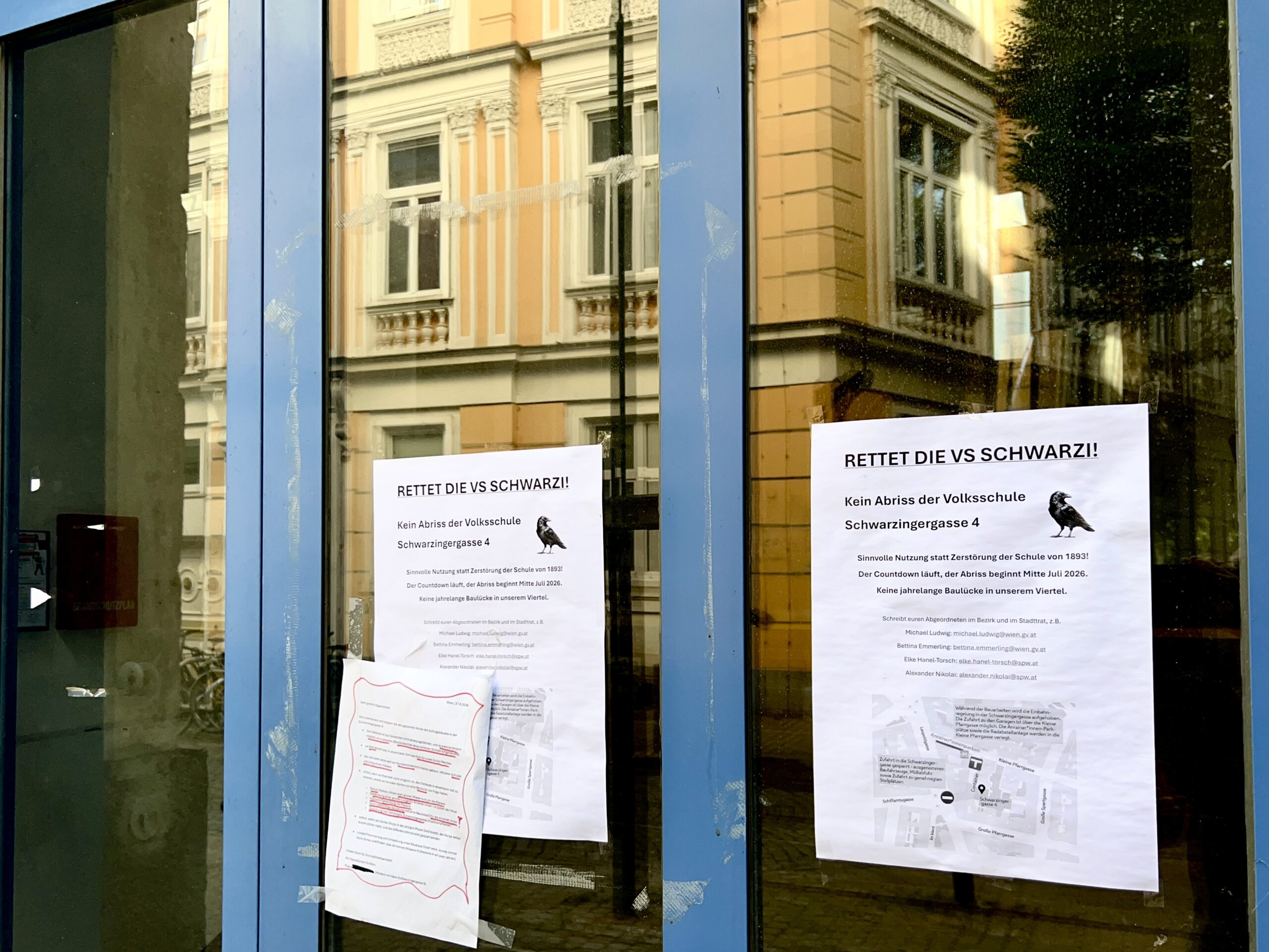 Eingang der Schule Schwarzingergasse mit Flugblättern des Protests gegen den Abriss.