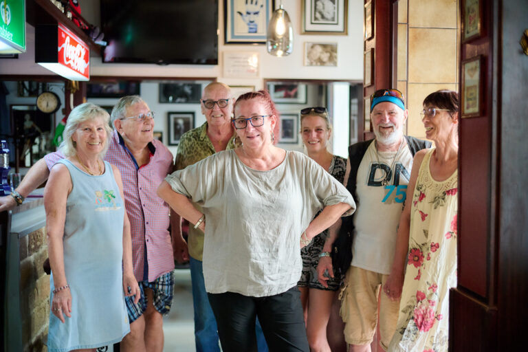 Martina "Tina" Schmidt mit Stammgästen in ihrem Lokal