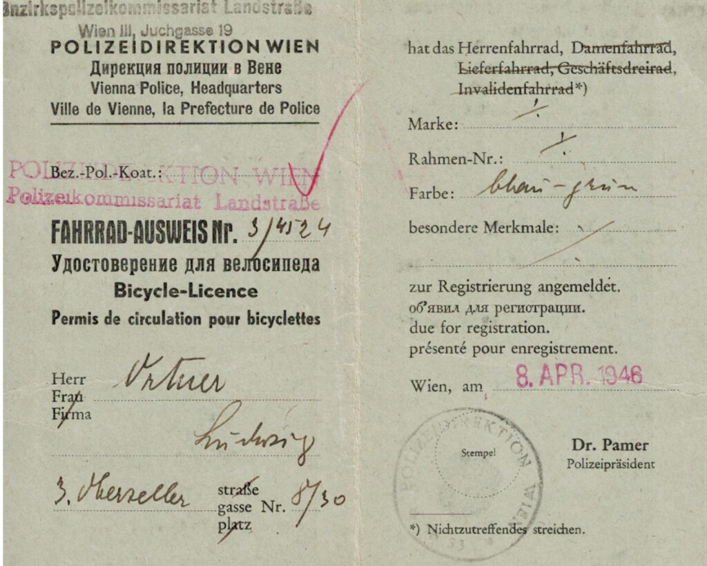 Ein Fahrradausweis in Deutsch, Russisch, Englisch und Französisch aus dem Jahr 1946