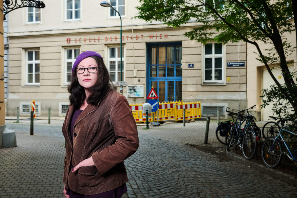 Barbara Cäcilia Supper-Schmitzberger steht vor der Schule Schwarzingergasse.