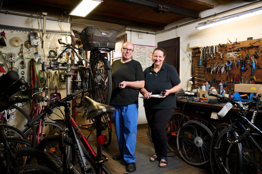 Heinz und Evelyn Ortner in der Werkstätte ihres Fahrrad-Geschäfts in der Leopoldstadt