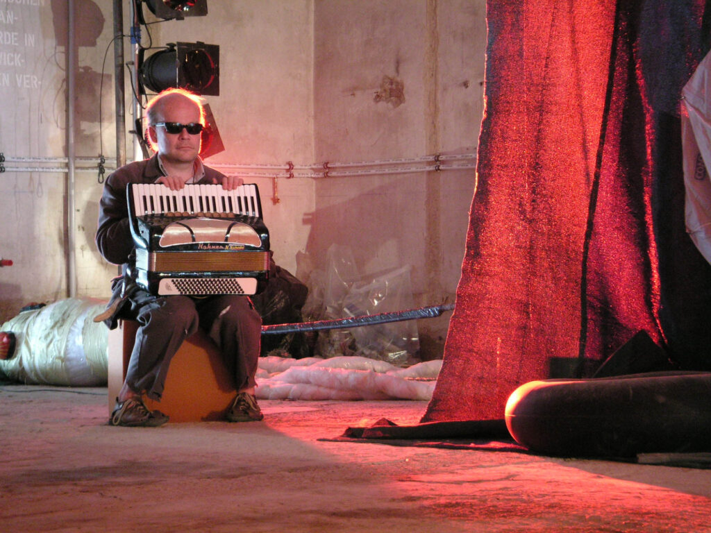 Akkordeonist Otto Lechner in der Bunkerei, im Augarten
