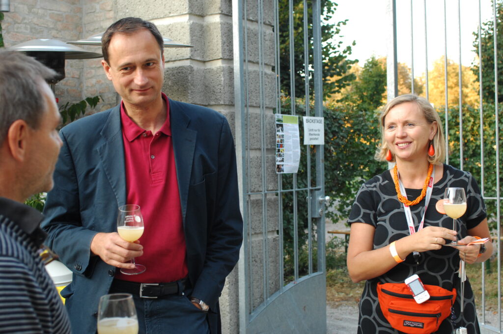 Uschi Schreiber im Augarten mit dem Kulturstadtrat Andreas Mailath-Pokorny.