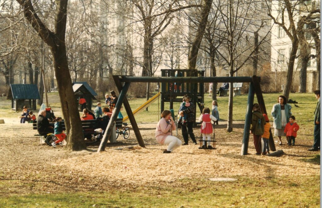 Ein in den 1990er errichteter Spielplatz im Augarten, den es heute nicht mehr gibt.