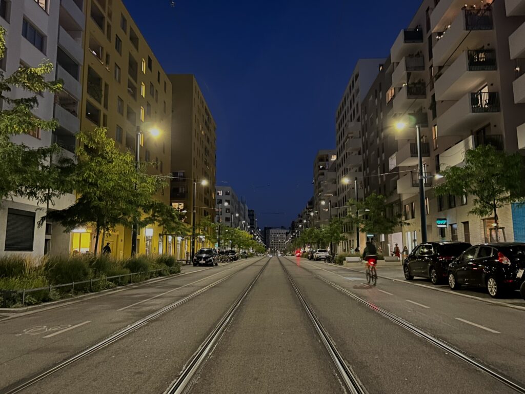 Die Bruno-Marek-Allee im Nordbahnviertel bei Nacht.