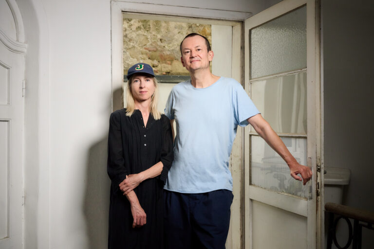 Jessica Hausner und Markus Binder vor der Ghettomauer in der Tandelmarktgasse