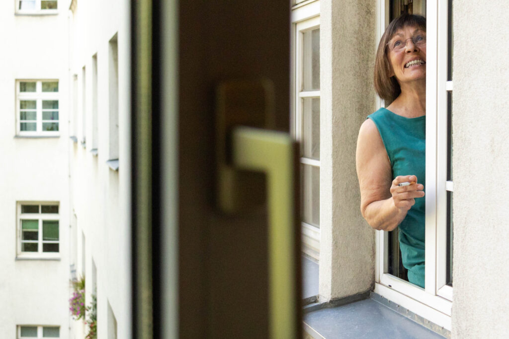 Gerlinde Lackner in ihrer Wohnung im Lassallehof. 