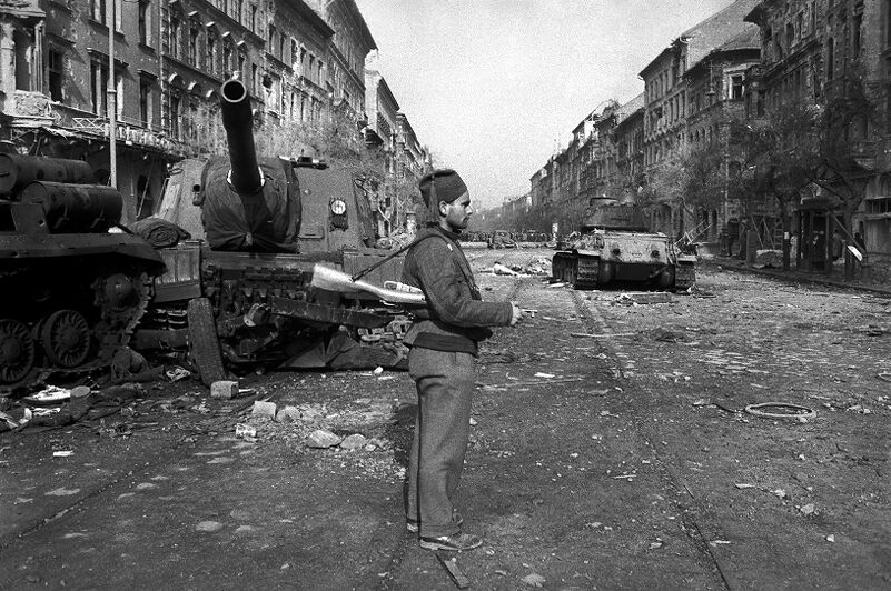 Zerstörte sowjetische Panzer in den Straßen von Budapest im November 1956