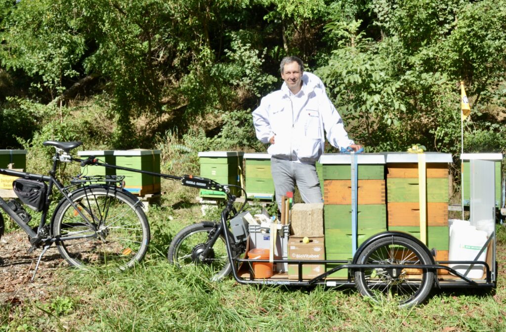 Imker Peter Blaha vor seinen Bienenstöcken im Prater