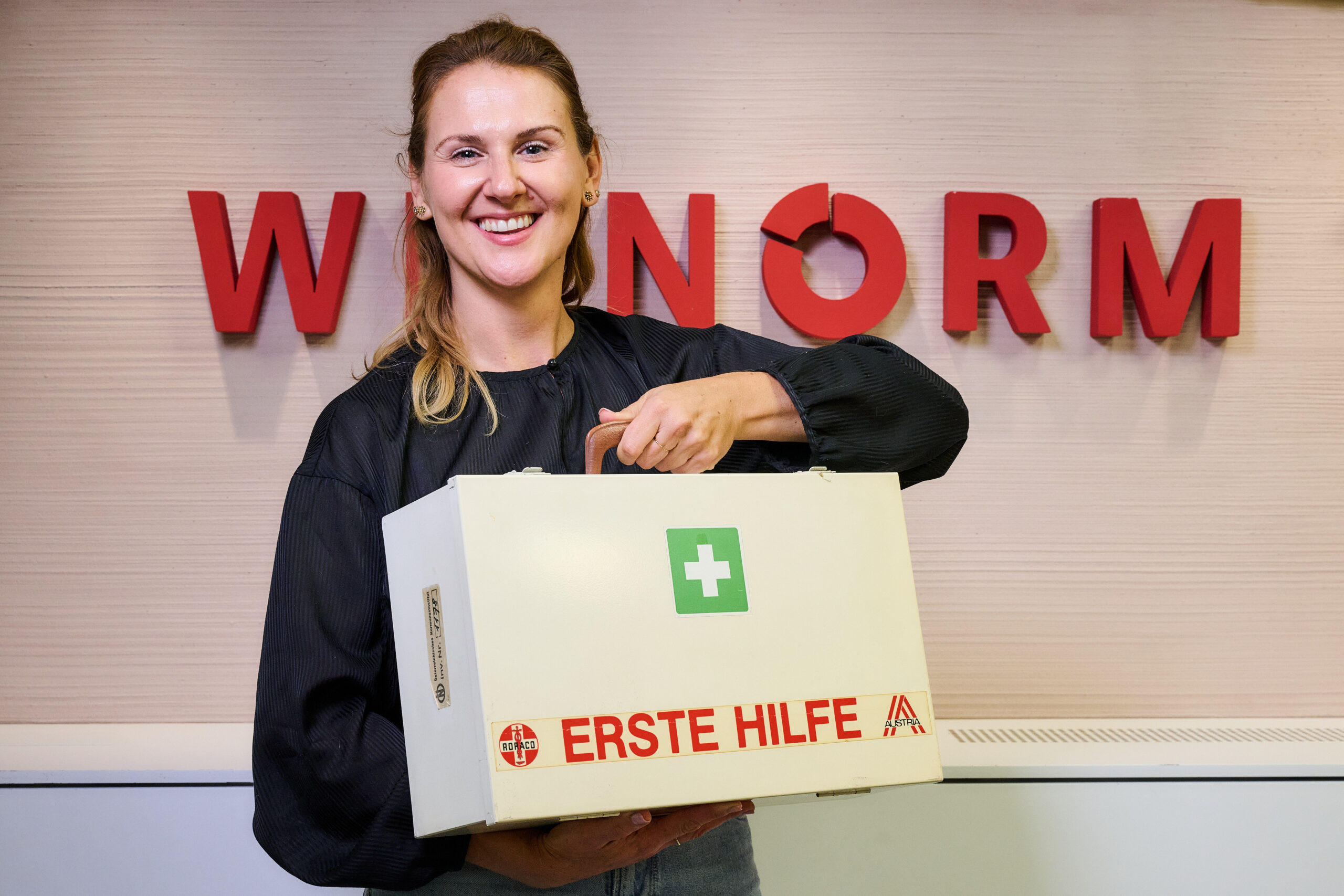 Mirjana Mully von Austrian Standards mit einem Erste-Hilfe-Koffer