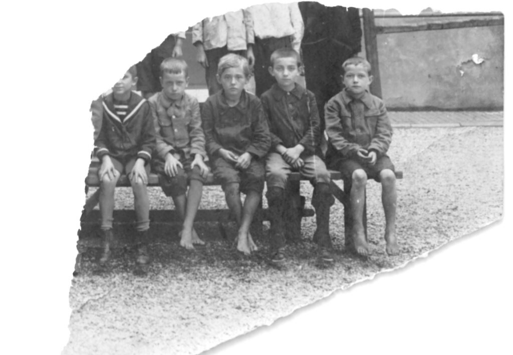 Emil Huk auf einem Foto, das in der Volksschule in der Brigittenau, Treustraße 9, aufgenommen wurde.