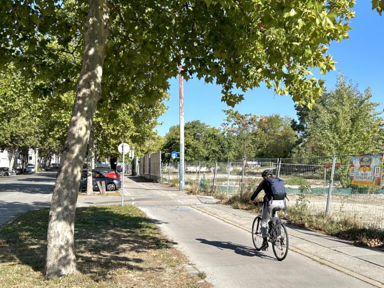 Der Radweg in der Innstraße und der Platz für den neuen Mistplatz