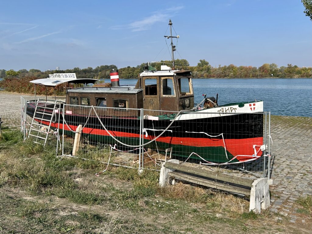 Das Museumsschiff Ana, das im April 2026 in der Donau versank und geborgen werden musste.