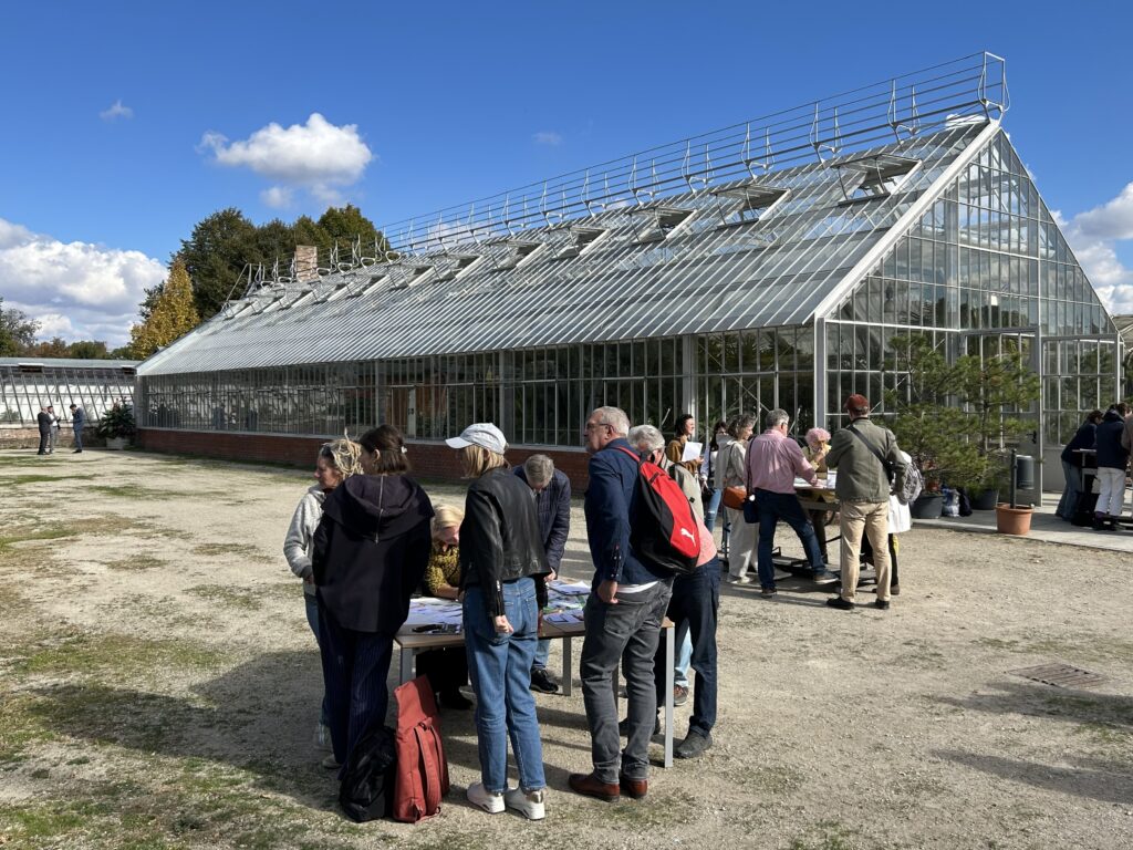 Palmenhaus im Augarten mit Teilnehmer:innen des Zukunftdialogs Augarten